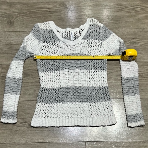 Aeropostale Gray and White Striped Long Sleeve V-Neck Knit Sweater Small - Picture 5 of 8